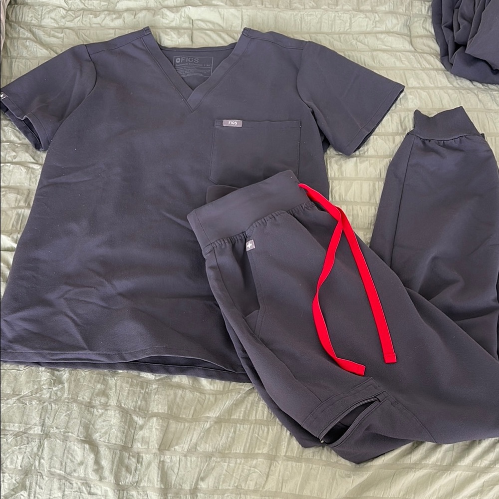 Figs Charcoal Scrub Set with Red Drawstring